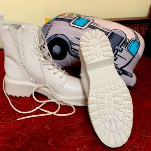 Steve Madden Tornado White tie up boot size 6.5
